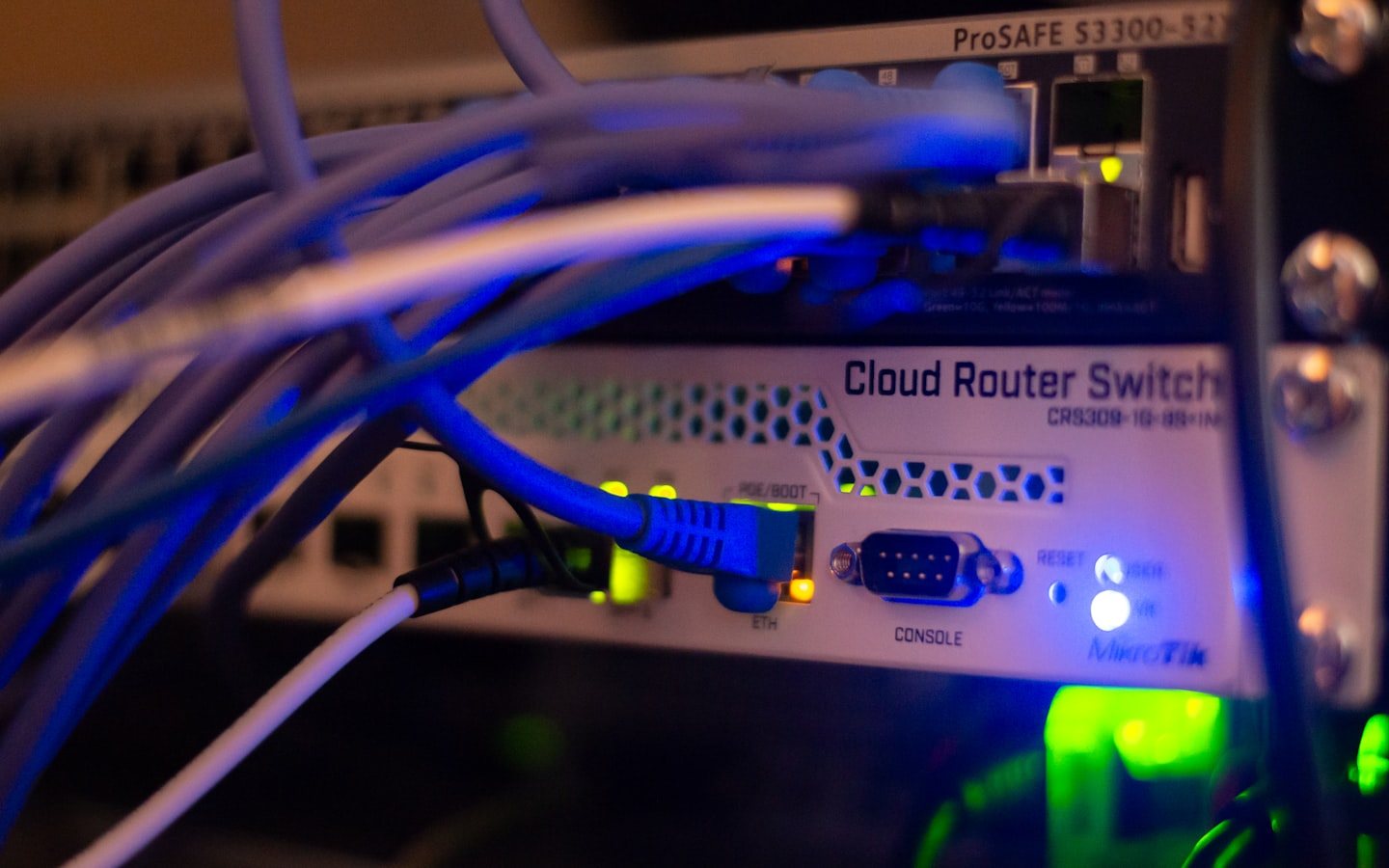 Câblage réseau dense en baie - les erreurs de cybersécurité fréquentes en PME