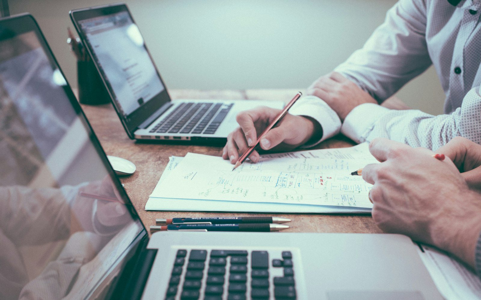 Dirigeant et conseiller analysant un rapport de vulnérabilités annoté